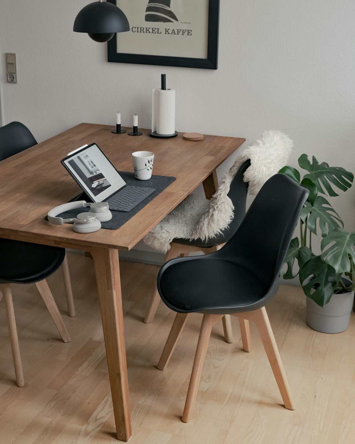 Tablette, casque et tasse sur un bureau à domicile.